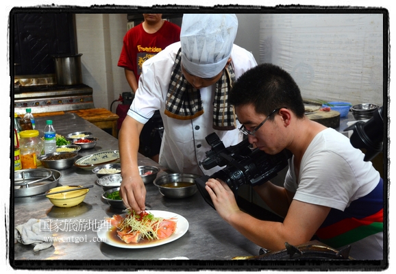 此次攝制組通過拍攝婺源代表名菜糊豆腐、粉蒸肉、荷包紅魚、賽鵝頸及地方小吃清明果、灰汁果、糯米子糕等來詮釋婺源美食經(jīng)典，展示婺源食文化，打造獨(dú)屬婺源的美食符號(hào)。