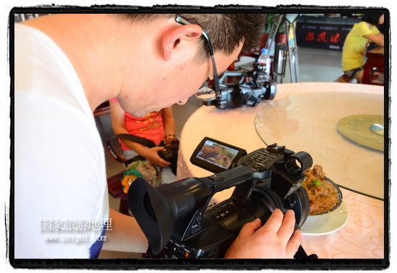 此次攝制組通過拍攝婺源代表名菜糊豆腐、粉蒸肉、荷包紅魚、賽鵝頸及地方小吃清明果、灰汁果、糯米子糕等來詮釋婺源美食經(jīng)典，展示婺源食文化，打造獨(dú)屬婺源的美食符號(hào)。