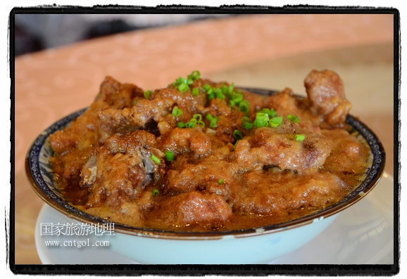 此次攝制組通過拍攝婺源代表名菜糊豆腐、粉蒸肉、荷包紅魚、賽鵝頸及地方小吃清明果、灰汁果、糯米子糕等來詮釋婺源美食經(jīng)典，展示婺源食文化，打造獨(dú)屬婺源的美食符號(hào)。