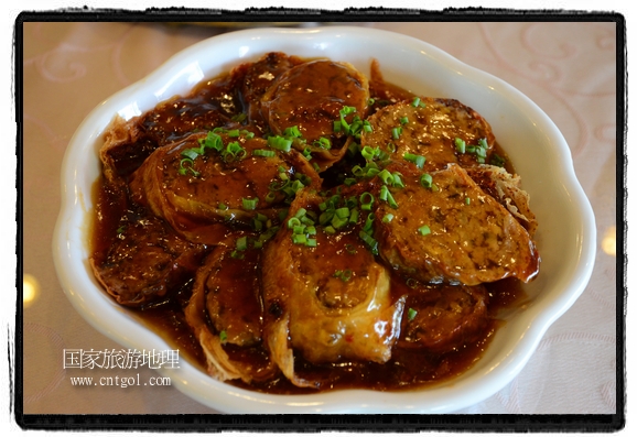 此次攝制組通過拍攝婺源代表名菜糊豆腐、粉蒸肉、荷包紅魚、賽鵝頸及地方小吃清明果、灰汁果、糯米子糕等來詮釋婺源美食經(jīng)典，展示婺源食文化，打造獨(dú)屬婺源的美食符號(hào)。