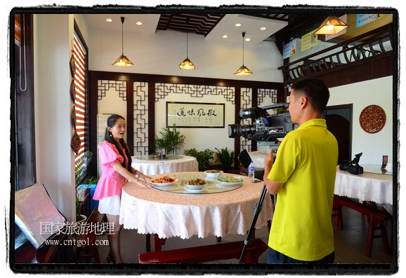 此次攝制組通過拍攝婺源代表名菜糊豆腐、粉蒸肉、荷包紅魚、賽鵝頸及地方小吃清明果、灰汁果、糯米子糕等來詮釋婺源美食經(jīng)典，展示婺源食文化，打造獨(dú)屬婺源的美食符號(hào)。