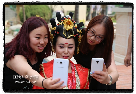 6月19日，端午節(jié)的前一天，甘肅平?jīng)鍪嗅轻紖^(qū)南山公園澳廈麗灣小區(qū)“邀請(qǐng)”唐朝被譽(yù)為四大美女之一的“楊貴妃”前來(lái)與市民見面，共度“端午佳節(jié)”。期間，“貴妃娘娘”由一名解說人員做向?qū)?，與小區(qū)居民一同游玩、賞景、互敬酒水、合影留念，并現(xiàn)場(chǎng)贈(zèng)送大人小孩粽子、香包和糖果。