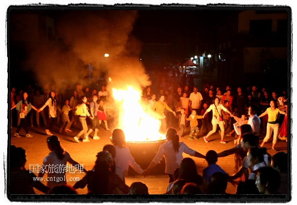 甘肅平?jīng)鍪嗅轻脊沛?zhèn)舉辦了篝火晚會，1000余名市民參與其中，大家載歌載舞，在歡快熱鬧的氣氛中為每一位父親送祝福。父親節(jié)（Father's Day），顧名思義是感恩父親的節(jié)日。約始于二十世紀(jì)初，起源于美國，現(xiàn)已廣泛流傳于世界各地，節(jié)日日期因地域而存在差異。