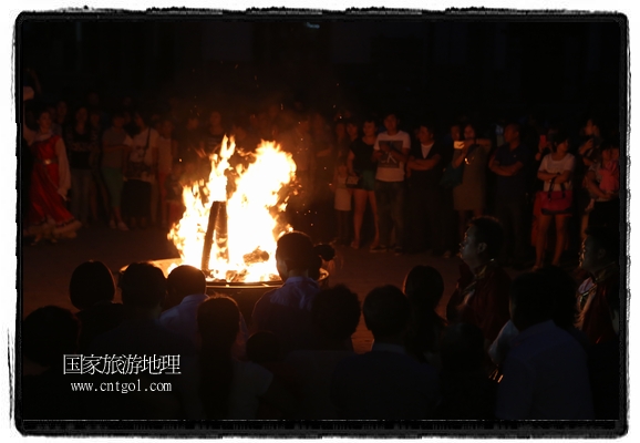 甘肅平?jīng)鍪嗅轻脊沛?zhèn)舉辦了篝火晚會，1000余名市民參與其中，大家載歌載舞，在歡快熱鬧的氣氛中為每一位父親送祝福。父親節(jié)（Father's Day），顧名思義是感恩父親的節(jié)日。約始于二十世紀(jì)初，起源于美國，現(xiàn)已廣泛流傳于世界各地，節(jié)日日期因地域而存在差異。