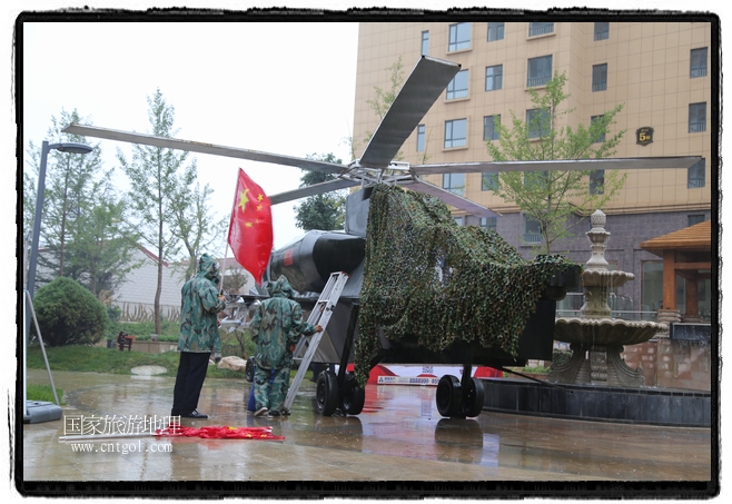 小區(qū)突然出現(xiàn)“飛機坦克”，其中殲15艦載戰(zhàn)斗機一架、99式主戰(zhàn)坦克一輛、武直-10武裝直升機一架，吸引了眾多市民雨中圍觀、合影。