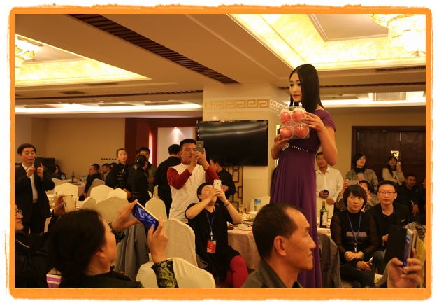 甘肅平?jīng)觯好铨g妹子表演T臺(tái)秀 不秀身材秀“金果”(圖)