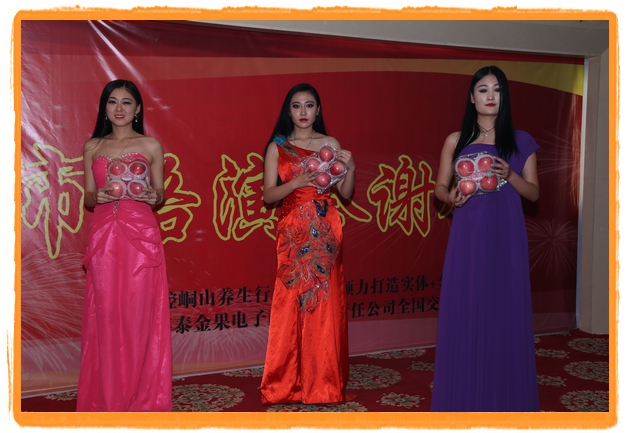 甘肅平?jīng)觯好铨g妹子表演T臺(tái)秀 不秀身材秀“金果”(圖)