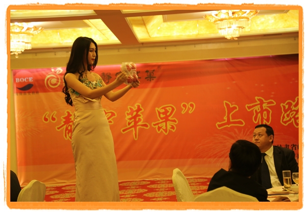 甘肅平?jīng)觯好铨g妹子表演T臺(tái)秀 不秀身材秀“金果”(圖)