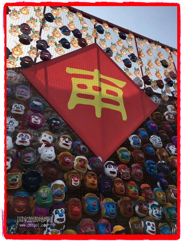 中國規(guī)模最大的猴面具彩繪在南潯古鎮(zhèn)展示。猴子真是今年最紅的動(dòng)物。 
