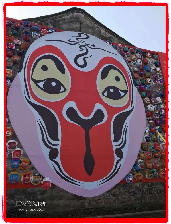 中國規(guī)模最大的猴面具彩繪在南潯古鎮(zhèn)展示。猴子真是今年最紅的動(dòng)物。 