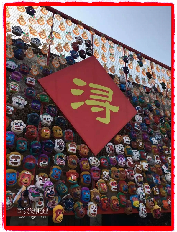 中國規(guī)模最大的猴面具彩繪在南潯古鎮(zhèn)展示。猴子真是今年最紅的動(dòng)物。 