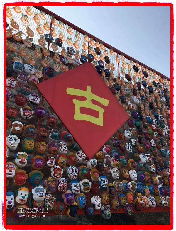 中國規(guī)模最大的猴面具彩繪在南潯古鎮(zhèn)展示。猴子真是今年最紅的動(dòng)物。 