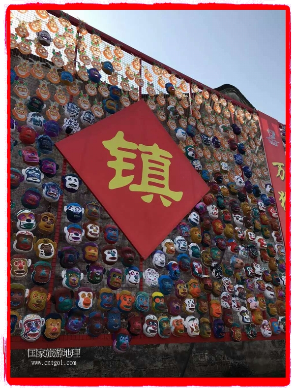 中國規(guī)模最大的猴面具彩繪在南潯古鎮(zhèn)展示。猴子真是今年最紅的動(dòng)物。 