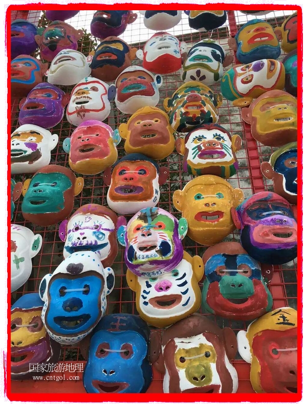 中國規(guī)模最大的猴面具彩繪在南潯古鎮(zhèn)展示。猴子真是今年最紅的動(dòng)物。 