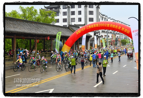 來自江西、安徽、浙江、福建等省市近千名選手參加了比賽，婺源賽道沿途的秀美風(fēng)光和徽派古村落，給參賽選手留下美好的印象。