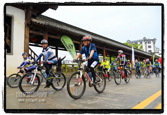 來自江西、安徽、浙江、福建等省市近千名選手參加了比賽，婺源賽道沿途的秀美風(fēng)光和徽派古村落，給參賽選手留下美好的印象。