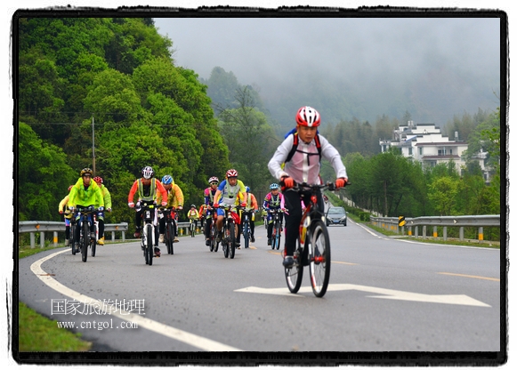 來自江西、安徽、浙江、福建等省市近千名選手參加了比賽，婺源賽道沿途的秀美風(fēng)光和徽派古村落，給參賽選手留下美好的印象。