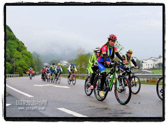 來自江西、安徽、浙江、福建等省市近千名選手參加了比賽，婺源賽道沿途的秀美風(fēng)光和徽派古村落，給參賽選手留下美好的印象。
