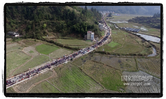 1700桌合攏宴，總長(zhǎng)3.7公里，10380人同桌就餐，創(chuàng)歷史之最