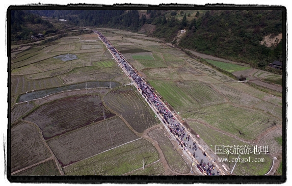 1700桌合攏宴，總長(zhǎng)3.7公里，10380人同桌就餐，創(chuàng)歷史之最